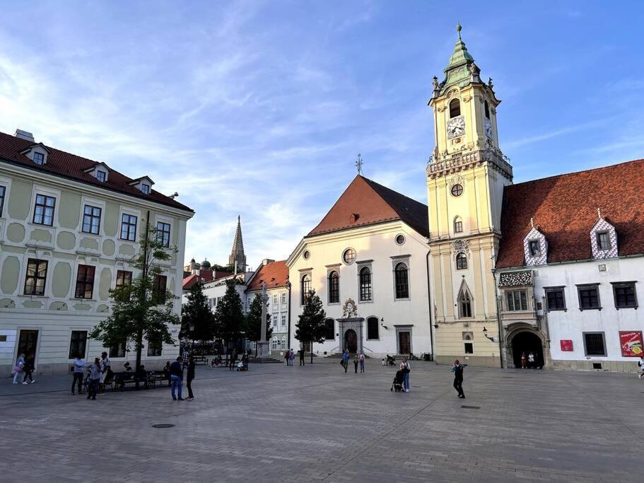 Luxurious And Royal Apartment In The Old Town Bratislava Exterior photo